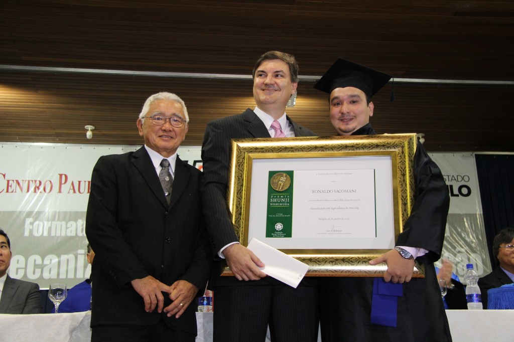 Foto 2. Sr. Jiro Nishimura e Eng. Sérgio Sartori Jr. entregam o Prêmio Shunji Nishimura ao melhor aluno da turma, tecnólogo Ronaldo Sacomani, de Pompeia.