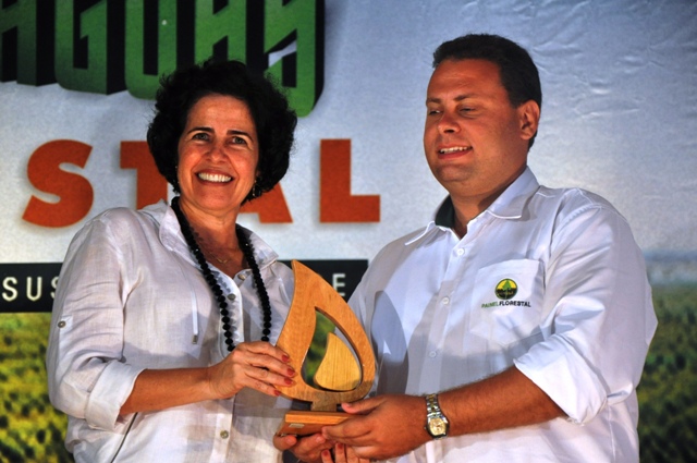 A prefeita da cidade de Três Lagoas, Márcia Moura, e Robson Trevisan, diretor executivo do Painel Florestal e organizador da feira - Crédito divulgação