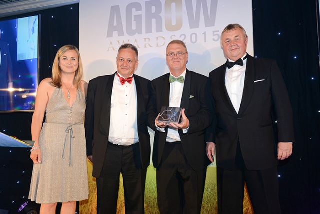 Steve Dale e Harald Walter da Syngenta representam o time de marketing brasileiro na entrega do prêmio Agrow Awards, em Londres.