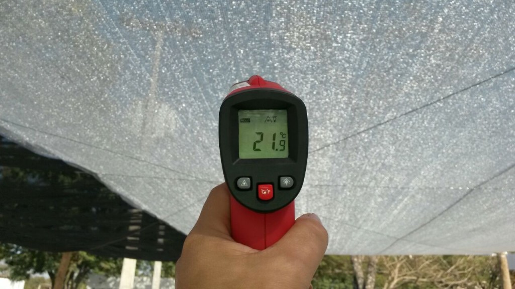 Temperatura média do ambiente medida com termômetro infravermelho sob tela preta e Aluminet -  Créditos Ginegar Polysack