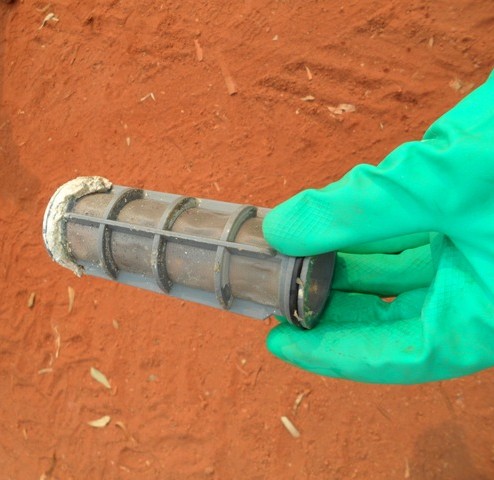 Acúmulo de resíduos no filtro de linha, provenientes de mistura em tanque com problemas de incompatibilidade física Fotos:AgroEfetiva