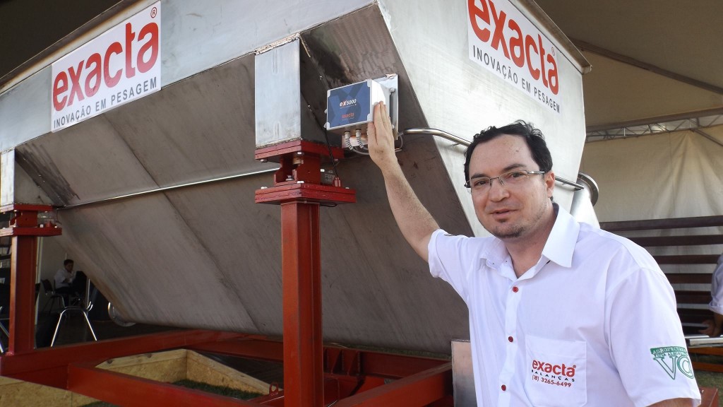 Rodrigo Aznar, gerente de desenvolvimento da Extacta Balanças junto ao Módulo de Pesagem sem fio EX5000
