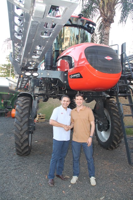 O agricultor Claudinei Luiz Speggiorini e Mineirinho com o  pulverizador Stronger - Fotos Luize Hess