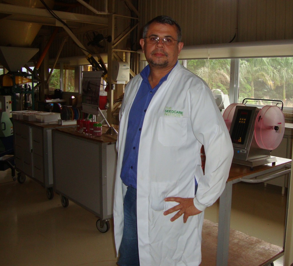 Adhemar Oliveira, gerente de Aplicação e Qualidade de Tratamento de Sementes do Seedcare Institute em Holambra - Créditos Syngenta
