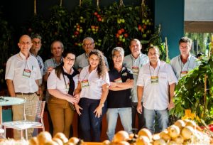 Equipe da Agrocinco satisfeita com os resultados de campo obtidos com os novos tomates - Crédito Agrocinco