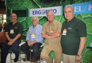 A diretoria da Hydroplan-EB com os parceiros da linha Ergofito