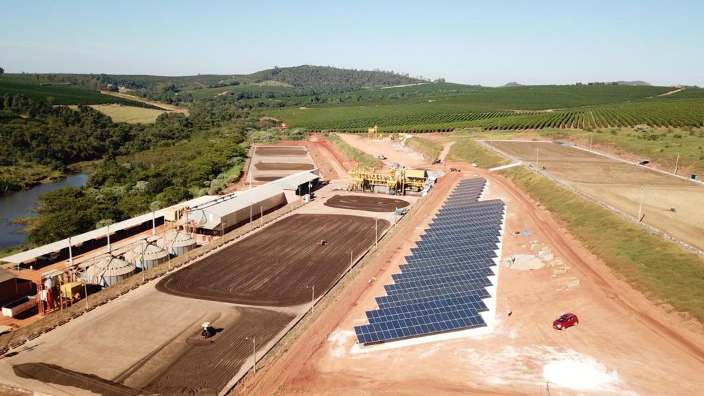 Há dois meses a Fazenda Pinheiros implantou sua usina de geração de energia fotovoltaica - Crédito Grupo Sete Cachoeiras